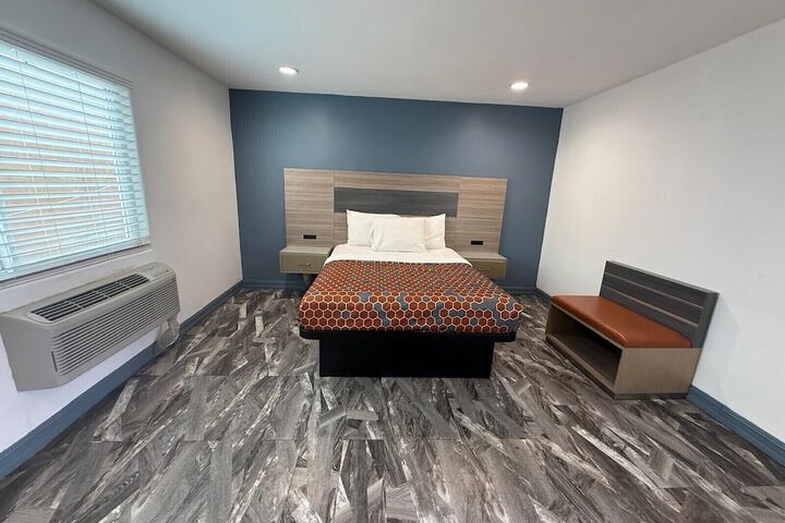 Business Single Queen Bed (8 of 16)