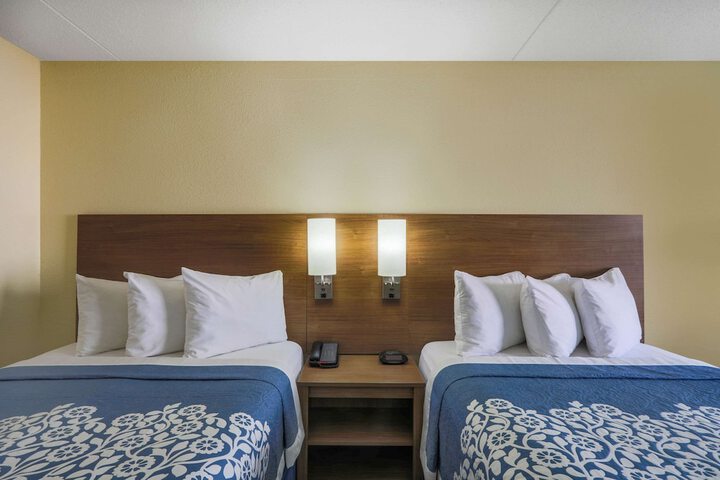 2 Double Beds (3 of 5)