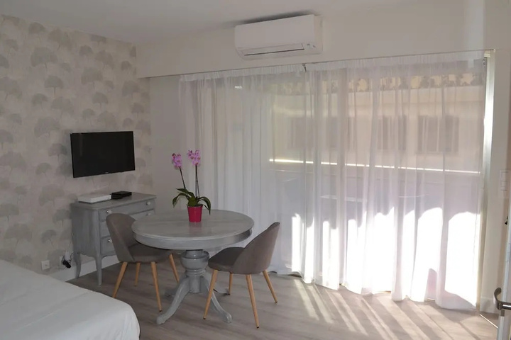 Room 4 of 9