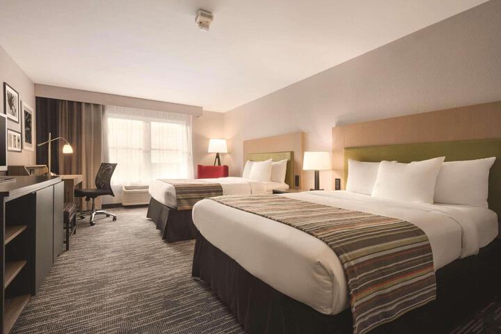 2 Queen Beds (2 of 10)