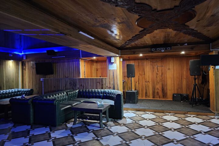 Lounge 41 of 55