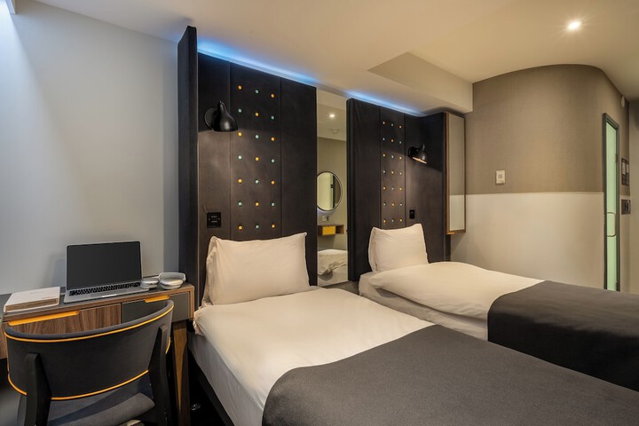 Room 22 of 47