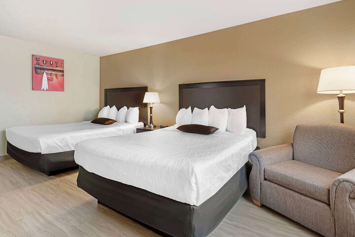 1 King Bed First Floor Microwave and Refrigerator WiFi Full Breakfast (26 of 26)