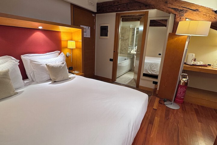 Room 172 of 290