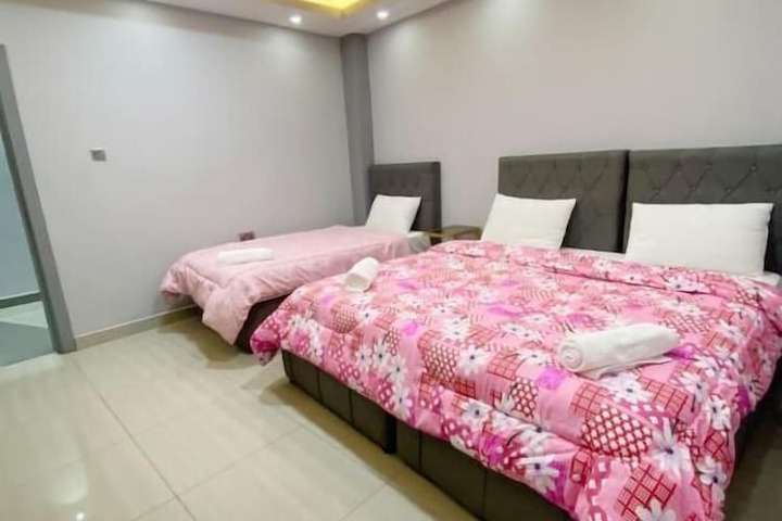 Room 4 of 18