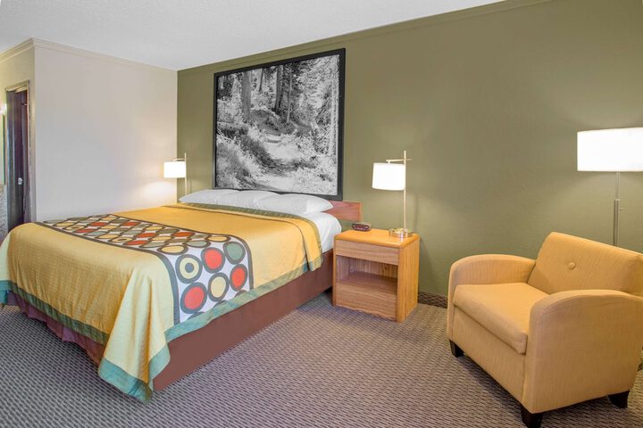 1 Queen Bed (3 of 5)