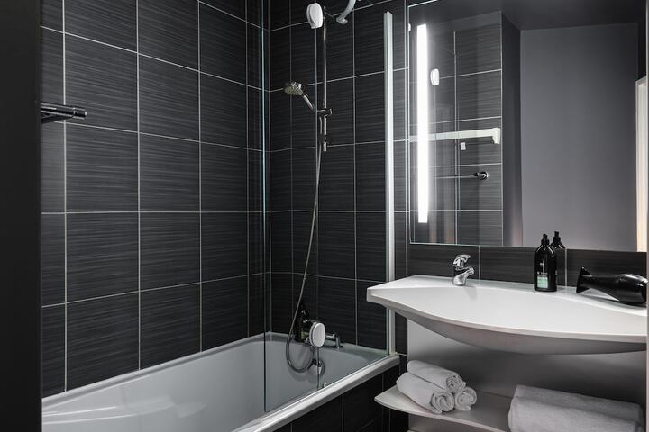 Room 6 of 42