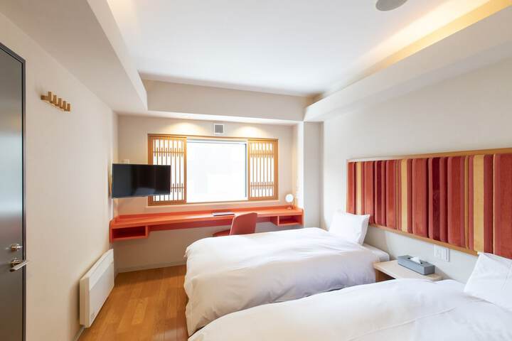 Room 11 of 32
