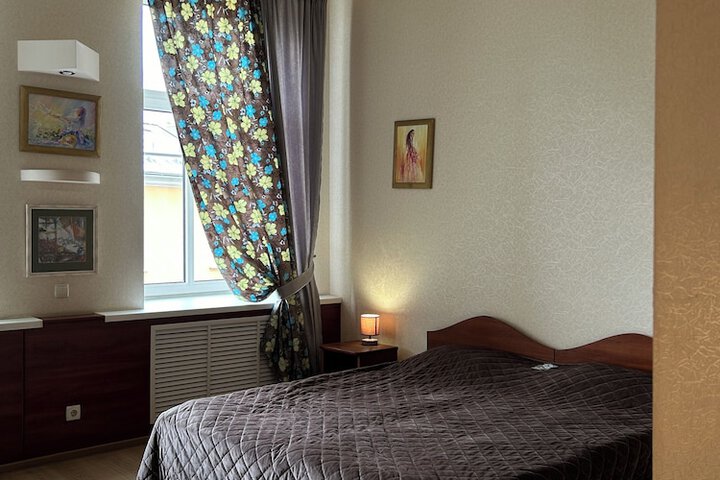 Room 9 of 28