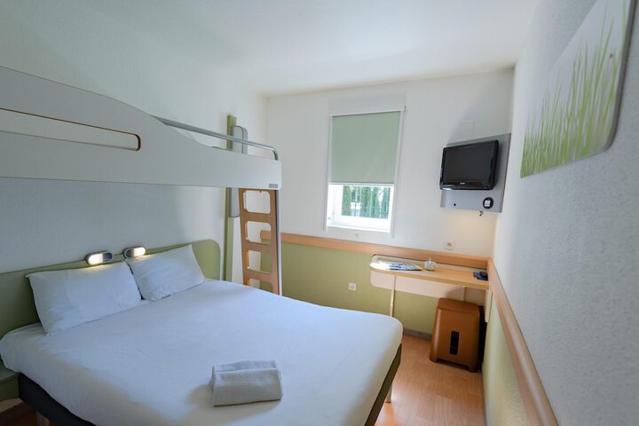 Room 6 of 28