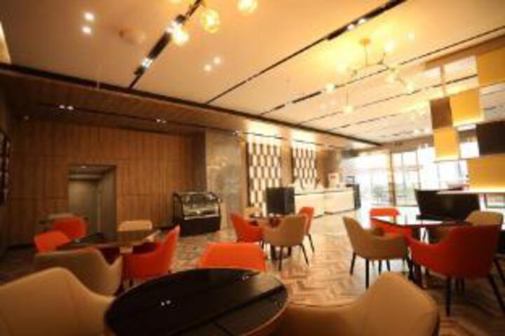 Qian River View Hotel