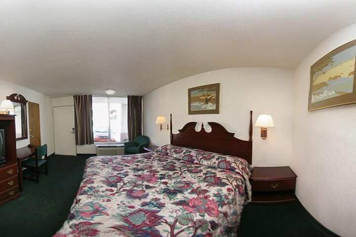 1 King Bed (4 of 6)