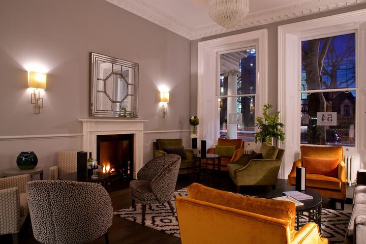 Lounge 66 of 82