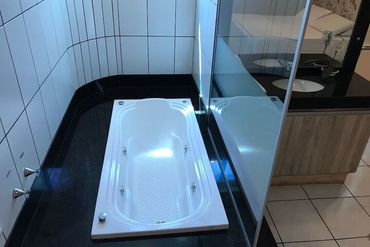 Jetted tub