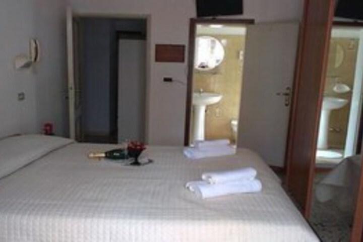 Room 11 of 16