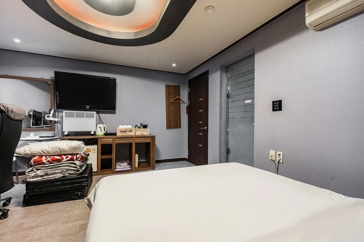 Room 6 of 15