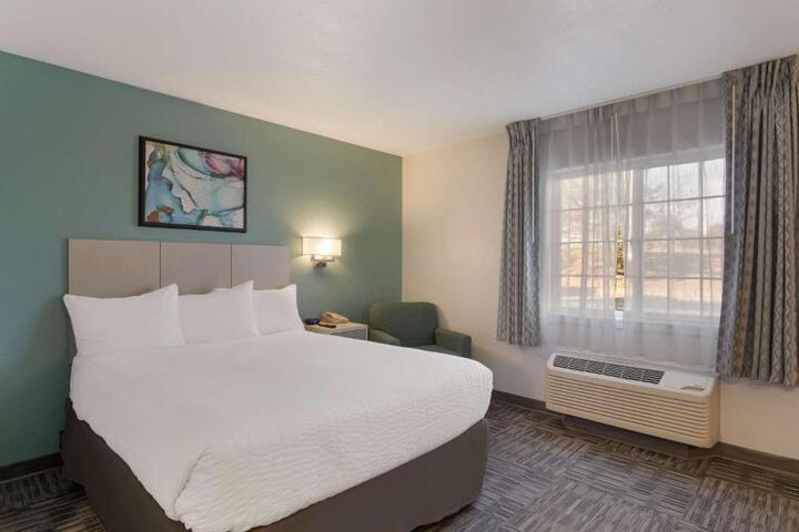 1 Queen Bed (14 of 16)