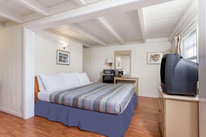 1 King Bed (8 of 10)