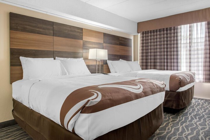2 Queen Beds (13 of 15)