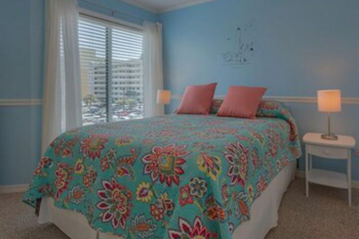 Room 102 of 122
