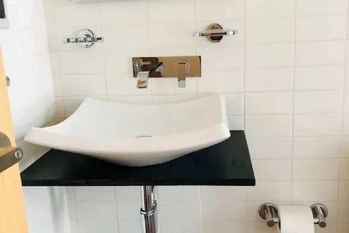 Room 6 of 9