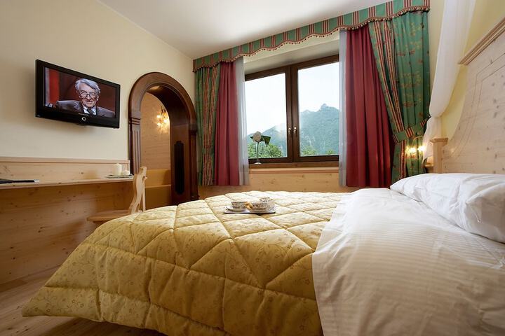 Room 5 of 28