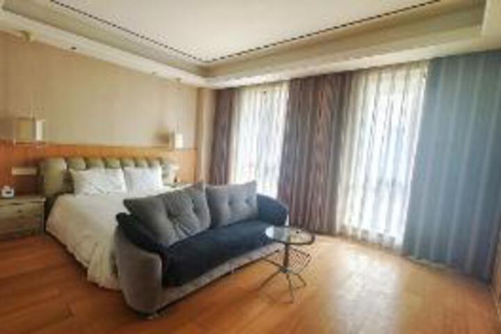 Room 8 of 10