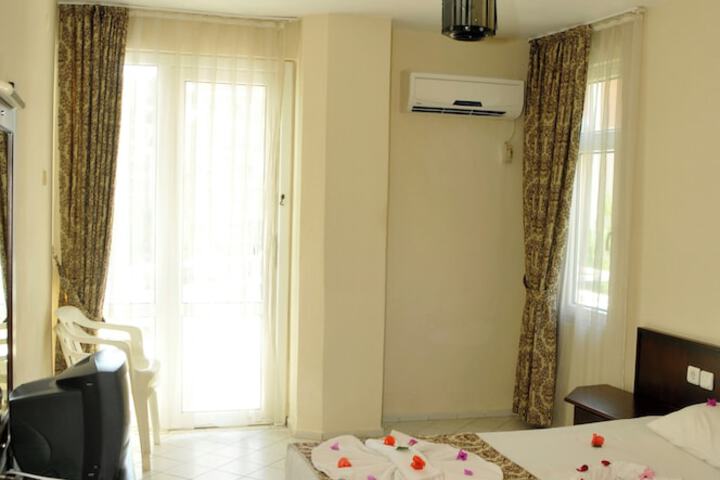 Room 11 of 28