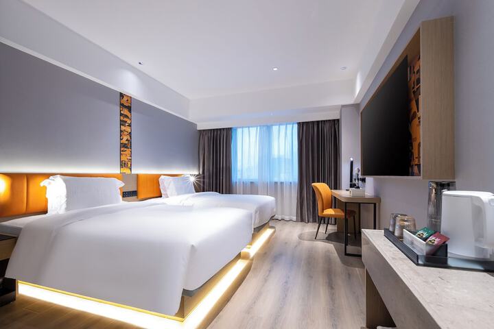 Room 4 of 7