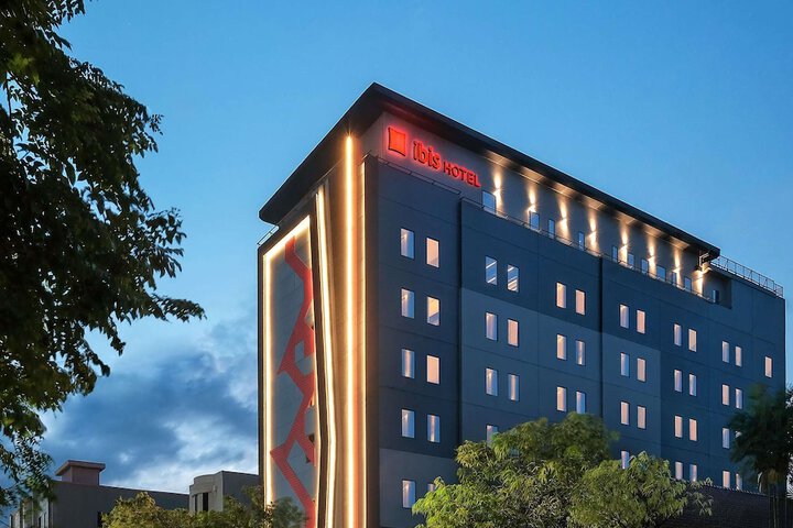 Exterior of ibis Surabaya Tidar