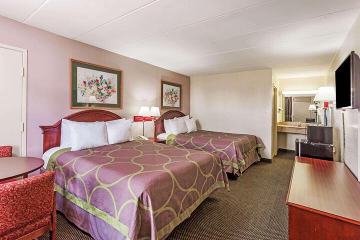 2 Queen Beds (12 of 16)