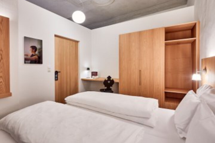 Room 9 of 42