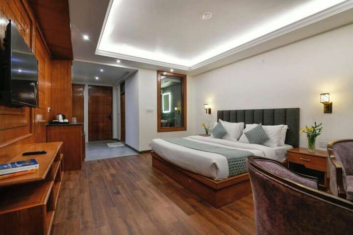 Room 4 of 9