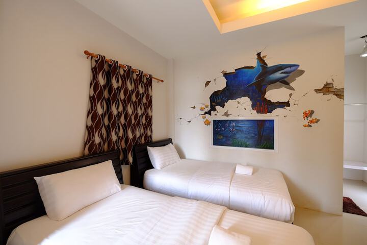 Room 6 of 33