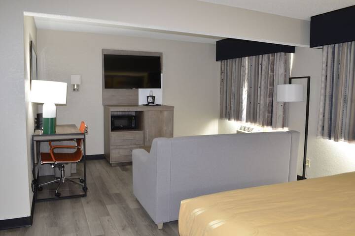 1 King Bed (5 of 12)