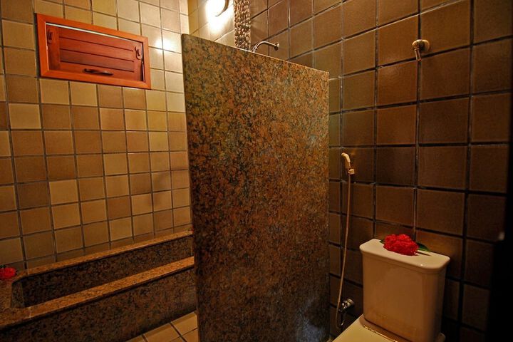 Deep soaking bathtub