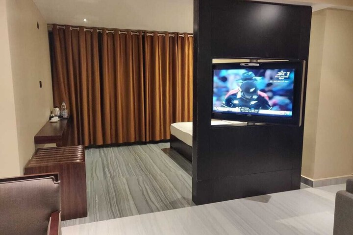 Room 4 of 25