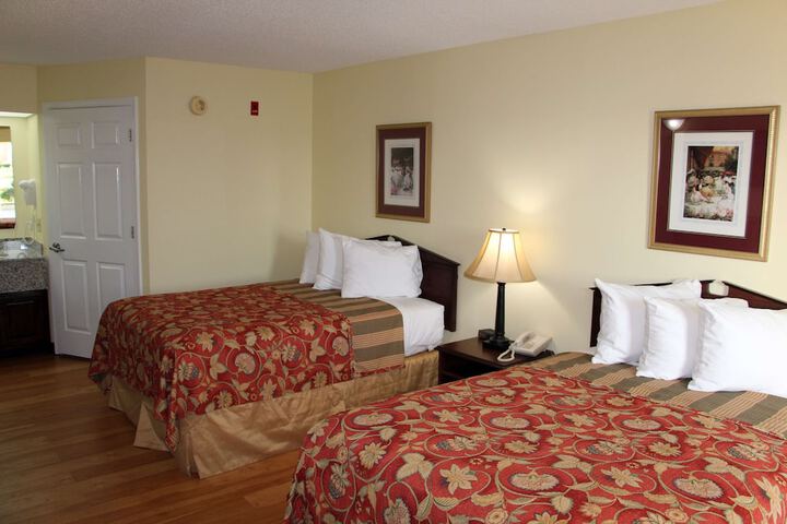 2 Double Beds (1 of 6)