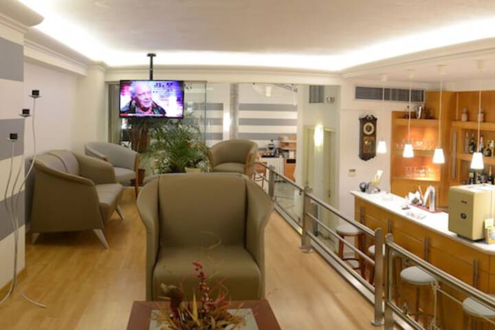 Lounge 24 of 34