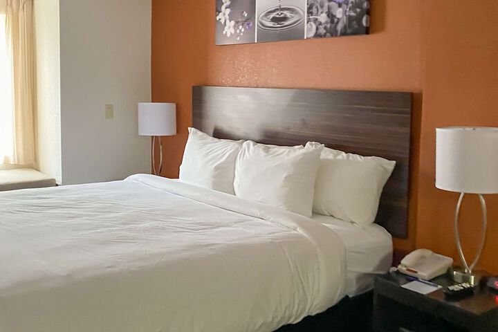 1 Queen Bed (20 of 20)