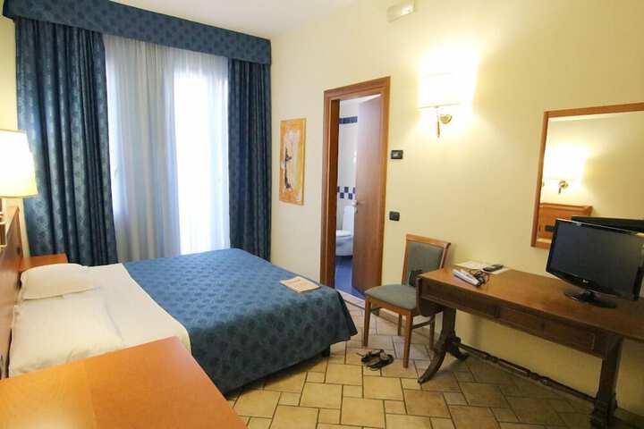 Room 10 of 120
