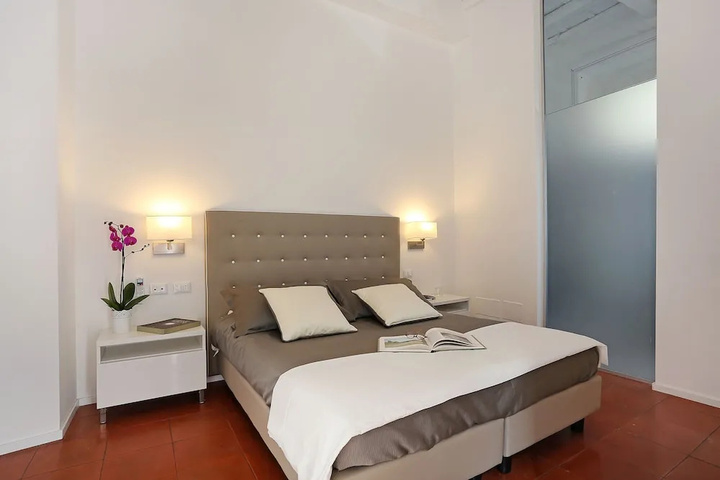 Room 4 of 12