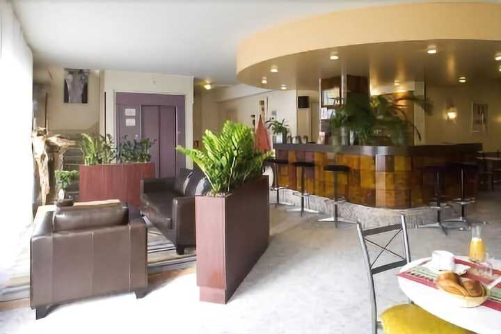 Lounge 12 of 22