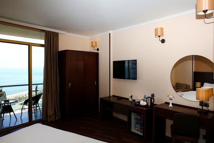 Room 25 of 104