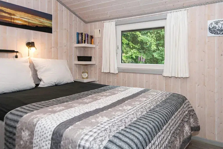 Room 2 of 10