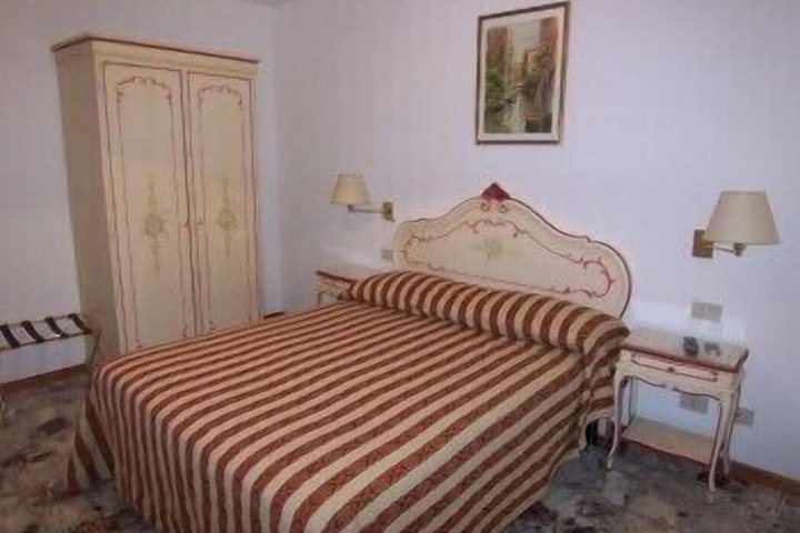 Room 11 of 25
