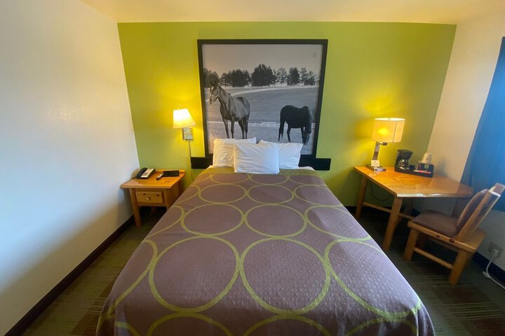 Room 4 of 28