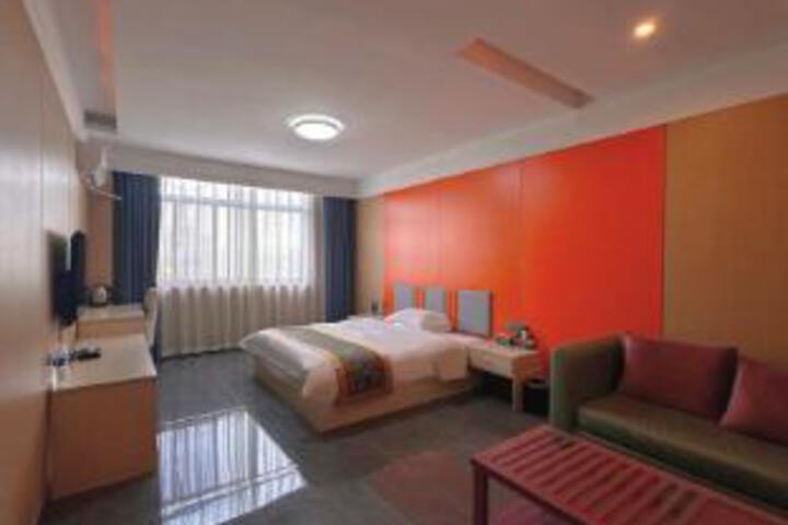 Room 6 of 8