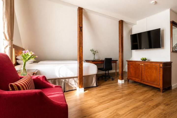 Room 12 of 18