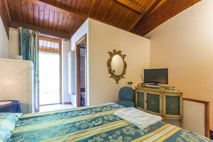 Room 10 of 48